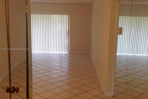 Condo in Lauderhill, Florida, 1 bedroom  № 1367617 - photo 5