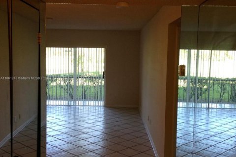 Condo in Lauderhill, Florida, 1 bedroom  № 1367617 - photo 6