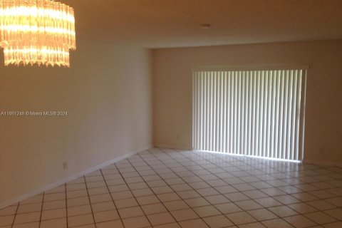 Condo in Lauderhill, Florida, 1 bedroom  № 1367617 - photo 4