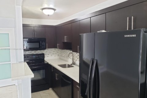 Condo in North Miami, Florida, 1 bedroom  № 1367616 - photo 3