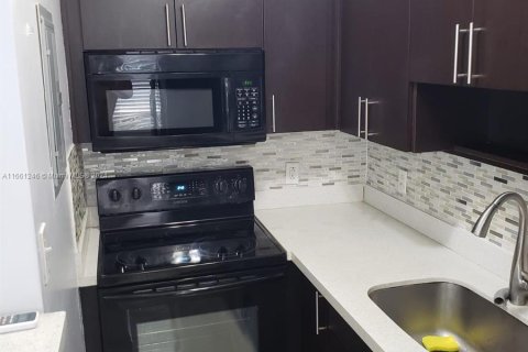 Condominio en alquiler en North Miami, Florida, 1 dormitorio, 53.14 m2 № 1367616 - foto 1