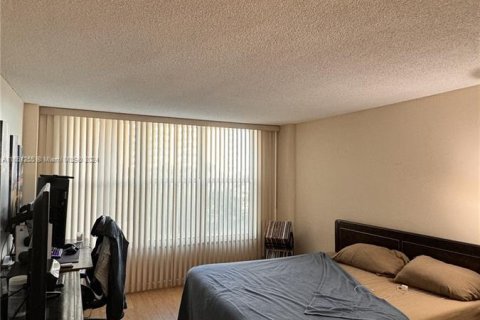 Condo in Hollywood, Florida, 2 bedrooms  № 1367619 - photo 25