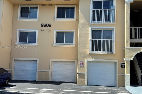 Condominio en alquiler en Tamarac, Florida, 1 dormitorio, 57.13 m2 № 1367620 - foto 2