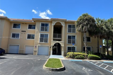 Condominio en alquiler en Tamarac, Florida, 1 dormitorio, 57.13 m2 № 1367620 - foto 1