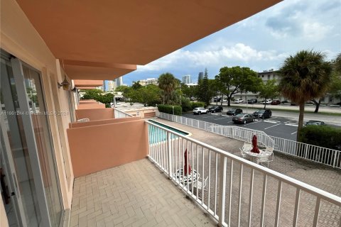 Copropriété à louer à Hallandale Beach, Floride: 41.81 m2 № 1367615 - photo 2