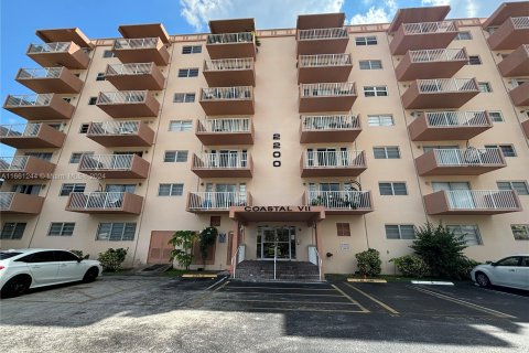 Copropriété à louer à Hallandale Beach, Floride: 41.81 m2 № 1367615 - photo 1