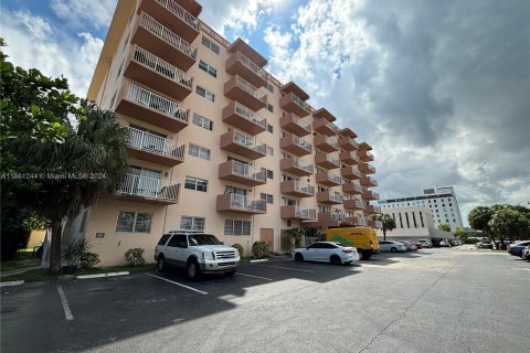 Condo in Hallandale Beach, Florida  № 1367615 - photo 20