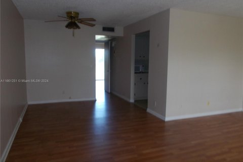 Condominio en alquiler en Pembroke Pines, Florida, 1 dormitorio, 75.34 m2 № 1367618 - foto 6