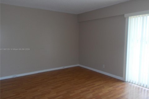 Condo in Pembroke Pines, Florida, 1 bedroom  № 1367618 - photo 12