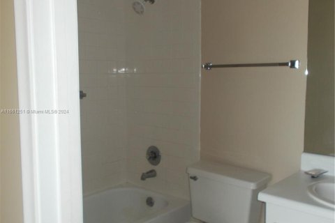 Condominio en alquiler en Pembroke Pines, Florida, 1 dormitorio, 75.34 m2 № 1367618 - foto 14