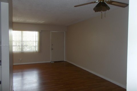 Condo in Pembroke Pines, Florida, 1 bedroom  № 1367618 - photo 8