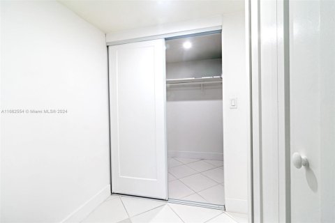 Copropriété à vendre à Sunny Isles Beach, Floride: 2 chambres, 100.98 m2 № 1370649 - photo 28