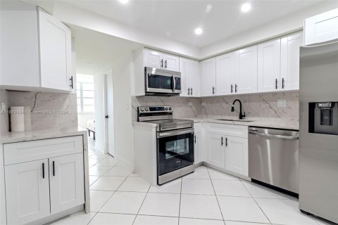 Copropriété à vendre à Sunny Isles Beach, Floride: 2 chambres, 100.98 m2 № 1370649 - photo 7