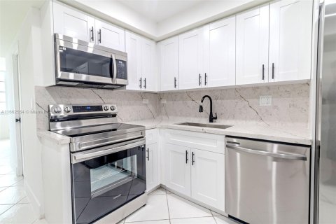 Condo in Sunny Isles Beach, Florida, 2 bedrooms  № 1370649 - photo 11