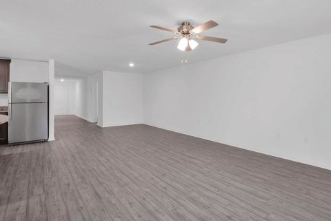 Townhouse in PORT ST LUCIE in Fort Pierce, Florida 5 bedrooms, 184 sq.m. № 60514 - photo 2