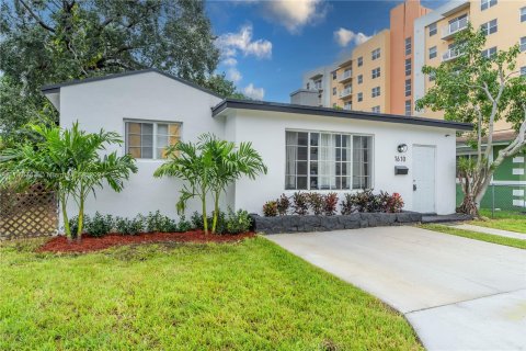 Casa en venta en Miami, Florida, 4 dormitorios, 201.13 m2 № 1397442 - foto 1