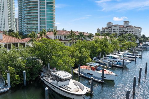 Villa ou maison à vendre à Aventura, Floride: 3 chambres, 280.75 m2 № 1311234 - photo 1