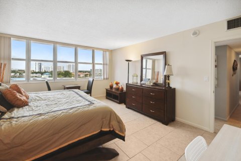 Condominio en venta en Hallandale Beach, Florida, 2 dormitorios, 109.62 m2 № 970309 - foto 13