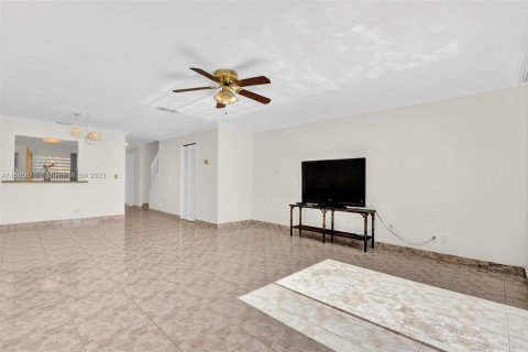 Townhouse in Pembroke Pines, Florida 2 bedrooms, 112.78 sq.m. № 922018 - photo 18