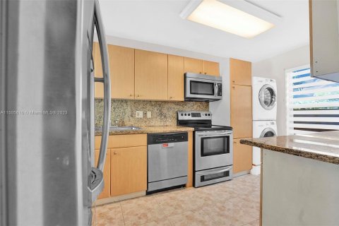 Townhouse in Pembroke Pines, Florida 2 bedrooms, 112.78 sq.m. № 922018 - photo 9
