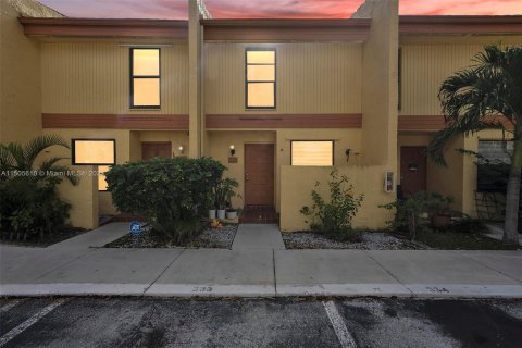 Townhouse in Pembroke Pines, Florida 2 bedrooms, 112.78 sq.m. № 922018 - photo 4
