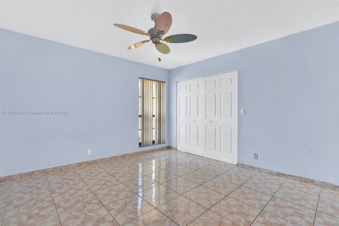 Townhouse in Pembroke Pines, Florida 2 bedrooms, 112.78 sq.m. № 922018 - photo 28