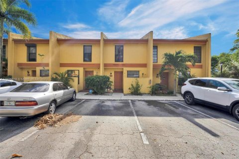 Touwnhouse à vendre à Pembroke Pines, Floride: 2 chambres, 112.78 m2 № 922018 - photo 2