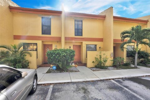 Touwnhouse à vendre à Pembroke Pines, Floride: 2 chambres, 112.78 m2 № 922018 - photo 1