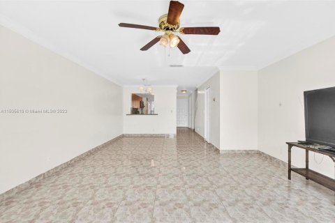 Townhouse in Pembroke Pines, Florida 2 bedrooms, 112.78 sq.m. № 922018 - photo 16