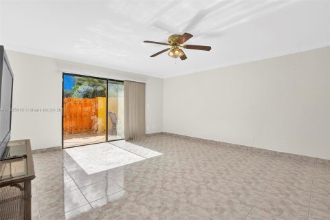Touwnhouse à vendre à Pembroke Pines, Floride: 2 chambres, 112.78 m2 № 922018 - photo 15