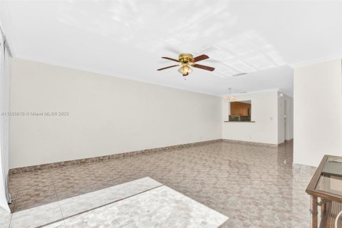 Townhouse in Pembroke Pines, Florida 2 bedrooms, 112.78 sq.m. № 922018 - photo 20