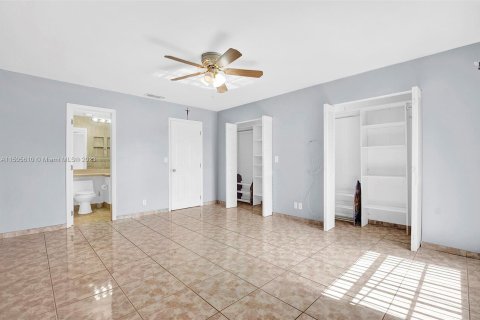 Townhouse in Pembroke Pines, Florida 2 bedrooms, 112.78 sq.m. № 922018 - photo 26