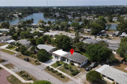 House in West Park, Florida 4 bedrooms, 171.22 sq.m. № 496655 - photo 29
