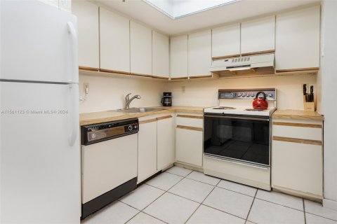 Condo in Miami Beach, Florida, 1 bedroom  № 1309322 - photo 10