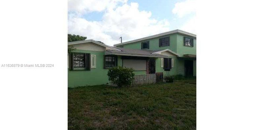 House in Miami Gardens, Florida 5 bedrooms № 1309244