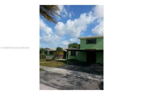 House in Miami Gardens, Florida 5 bedrooms № 1309244 - photo 2