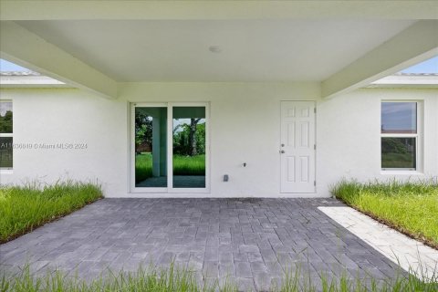 House in Cape Coral, Florida 4 bedrooms № 1309243 - photo 23