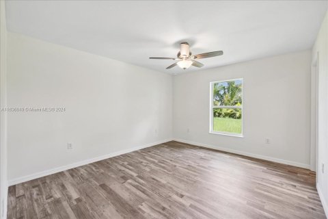 House in Cape Coral, Florida 4 bedrooms № 1309243 - photo 21