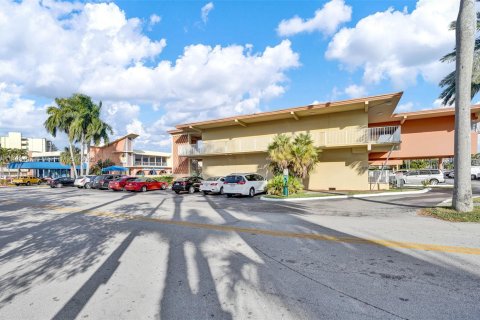 Condo in Hallandale Beach, Florida, 1 bedroom  № 882218 - photo 15