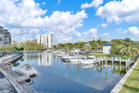 Condo in Hallandale Beach, Florida, 1 bedroom  № 882218 - photo 14