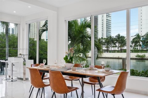 Casa en venta en Sunny Isles Beach, Florida, 4 dormitorios, 277.87 m2 № 354813 - foto 8