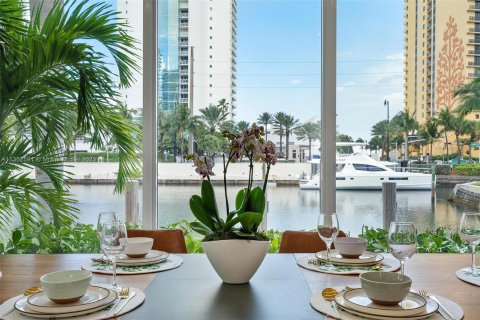 House in Sunny Isles Beach, Florida 4 bedrooms, 277.87 sq.m. № 354813 - photo 9
