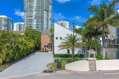 Villa ou maison à vendre à Sunny Isles Beach, Floride: 4 chambres, 277.87 m2 № 354813 - photo 1