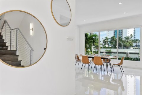 Casa en venta en Sunny Isles Beach, Florida, 4 dormitorios, 277.87 m2 № 354813 - foto 5
