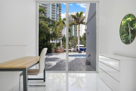 House in Sunny Isles Beach, Florida 4 bedrooms, 277.87 sq.m. № 354813 - photo 16