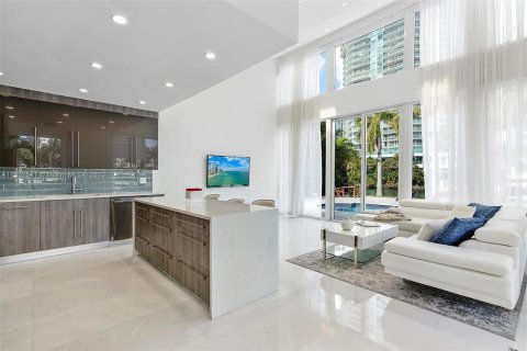 House in Sunny Isles Beach, Florida 4 bedrooms, 277.87 sq.m. № 354813 - photo 12