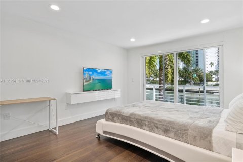 Casa en venta en Sunny Isles Beach, Florida, 4 dormitorios, 277.87 m2 № 354813 - foto 21