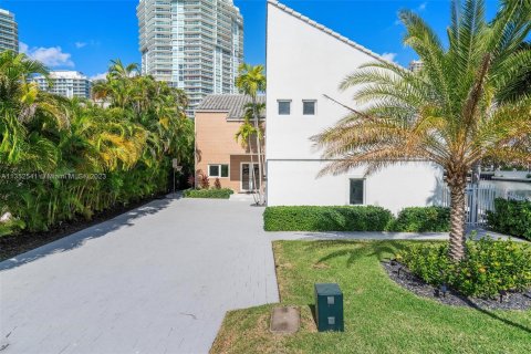 Villa ou maison à vendre à Sunny Isles Beach, Floride: 4 chambres, 277.87 m2 № 354813 - photo 3