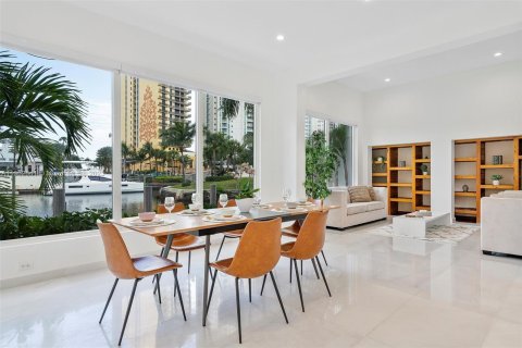 Villa ou maison à vendre à Sunny Isles Beach, Floride: 4 chambres, 277.87 m2 № 354813 - photo 10