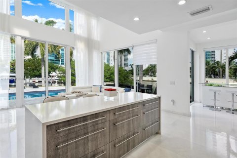 Villa ou maison à vendre à Sunny Isles Beach, Floride: 4 chambres, 277.87 m2 № 354813 - photo 14